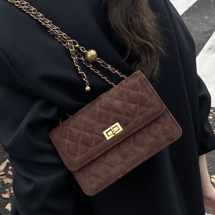 Crossbody torbica od suedea u horizontalnom kvadratnom obliku, sa zaključavanjem na bravu, dvostruki lančani remen, unutarnji džep sa zipom, džep za telefon i džep za kameru