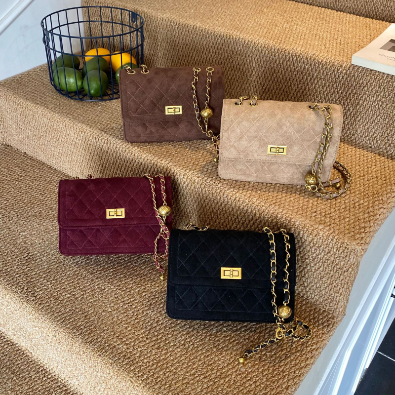 Crossbody torbica od suedea u horizontalnom kvadratnom obliku, sa zaključavanjem na bravu, dvostruki lančani remen, unutarnji džep sa zipom, džep za telefon i džep za kameru