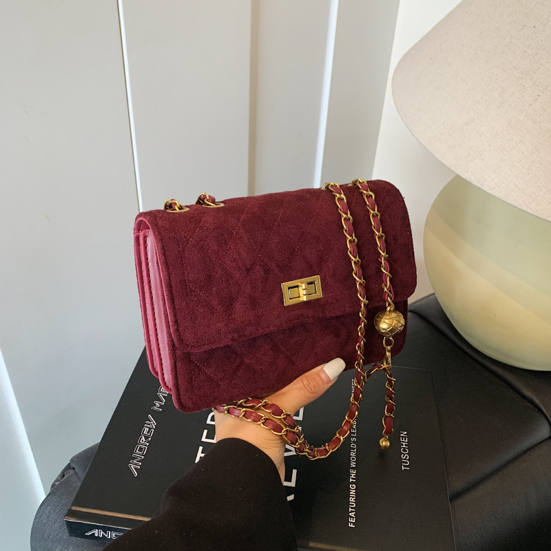 Crossbody torbica od suedea u horizontalnom kvadratnom obliku, sa zaključavanjem na bravu, dvostruki lančani remen, unutarnji džep sa zipom, džep za telefon i džep za kameru