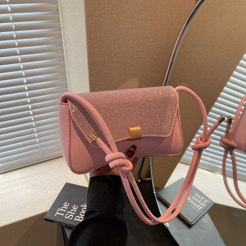Crossbody torba — gradski minimalistički stil, PU materijal, horizontalno kvadratnog oblika, zatvoren otvor, s jednim remenom.