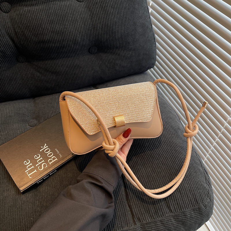Crossbody torba — gradski minimalistički stil, PU materijal, horizontalno kvadratnog oblika, zatvoren otvor, s jednim remenom.