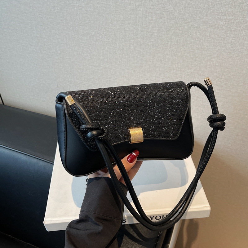Crossbody torba — gradski minimalistički stil, PU materijal, horizontalno kvadratnog oblika, zatvoren otvor, s jednim remenom.