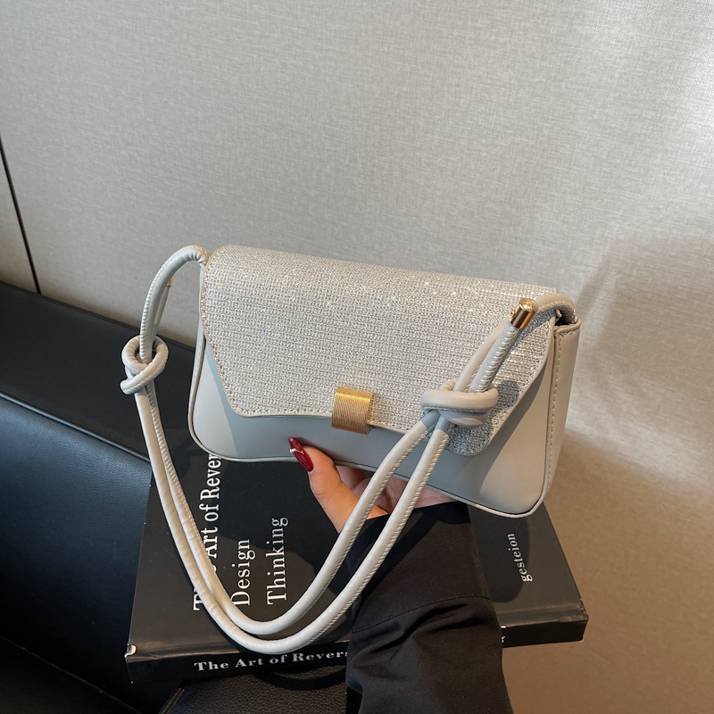 Crossbody torba — gradski minimalistički stil, PU materijal, horizontalno kvadratnog oblika, zatvoren otvor, s jednim remenom.