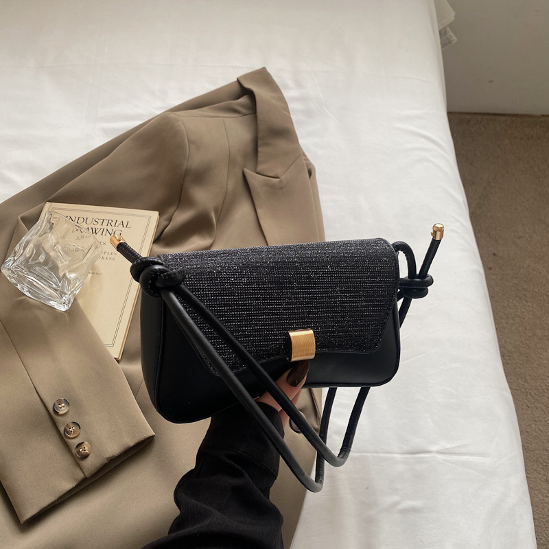 Crossbody torba — gradski minimalistički stil, PU materijal, horizontalno kvadratnog oblika, zatvoren otvor, s jednim remenom.