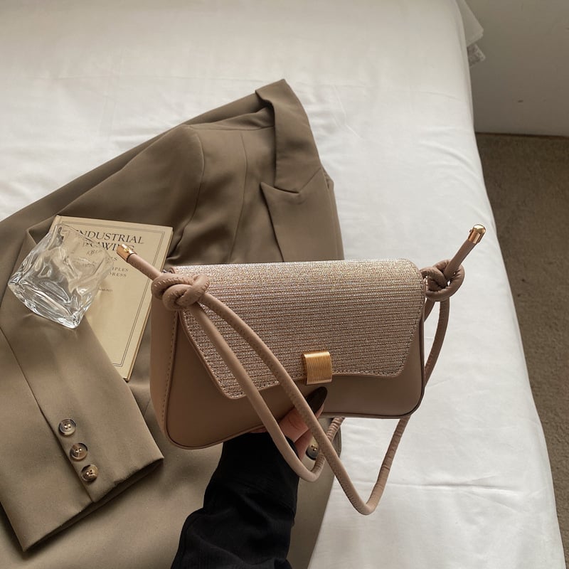 Crossbody torba — gradski minimalistički stil, PU materijal, horizontalno kvadratnog oblika, zatvoren otvor, s jednim remenom.