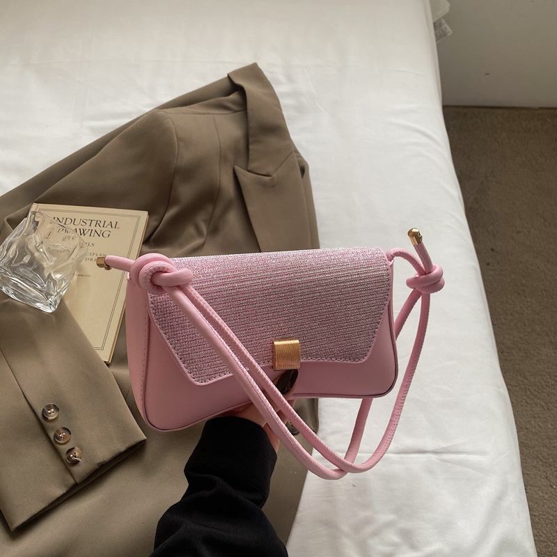 Crossbody torba — gradski minimalistički stil, PU materijal, horizontalno kvadratnog oblika, zatvoren otvor, s jednim remenom.