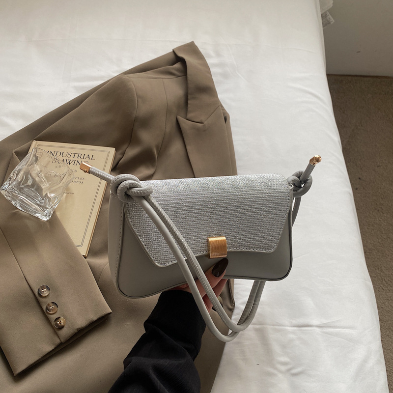 Crossbody torba — gradski minimalistički stil, PU materijal, horizontalno kvadratnog oblika, zatvoren otvor, s jednim remenom.