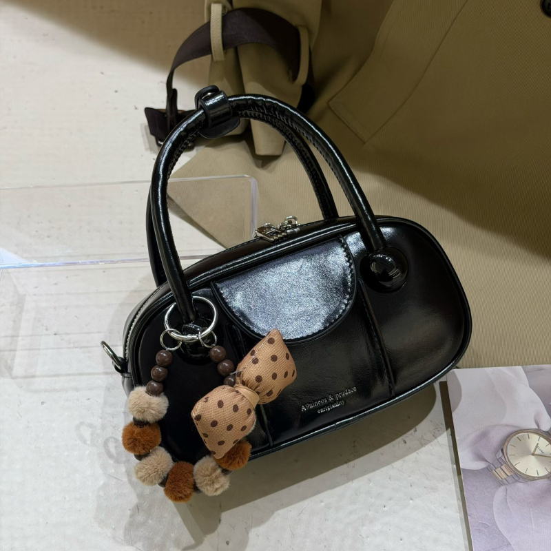 Crossbody torba u urban minimalističkom stilu, PU koža, bowling bag stil, horizontalno pravokutni oblik, zip zatvarač