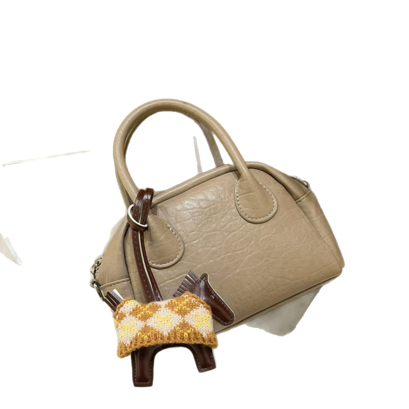 Crossbody torba u urban minimalističkom stilu, PU koža, bowling bag stil, horizontalno pravokutni oblik, zip zatvarač