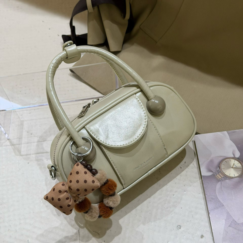 Crossbody torba u urban minimalističkom stilu, PU koža, bowling bag stil, horizontalno pravokutni oblik, zip zatvarač