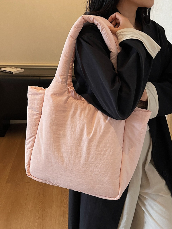 Torba tote s urbanim minimalističkim stilom, tekstilni materijal, vodoravni kvadratni oblik, zatvaranje zatvaračem, dvostruke naramenice