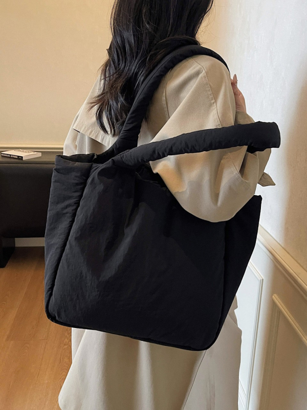 Torba tote s urbanim minimalističkim stilom, tekstilni materijal, vodoravni kvadratni oblik, zatvaranje zatvaračem, dvostruke naramenice
