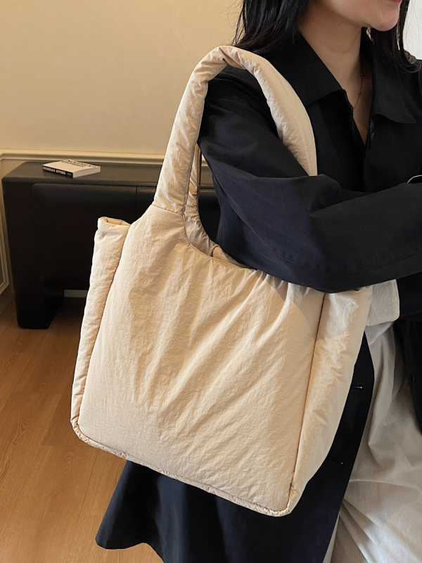 Torba tote s urbanim minimalističkim stilom, tekstilni materijal, vodoravni kvadratni oblik, zatvaranje zatvaračem, dvostruke naramenice