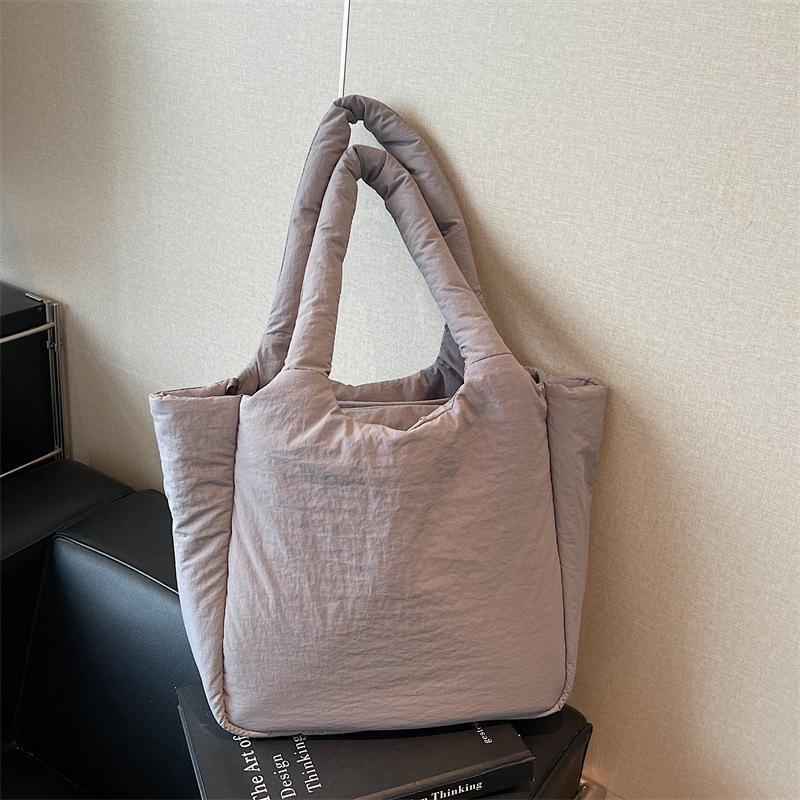 Torba tote s urbanim minimalističkim stilom, tekstilni materijal, vodoravni kvadratni oblik, zatvaranje zatvaračem, dvostruke naramenice