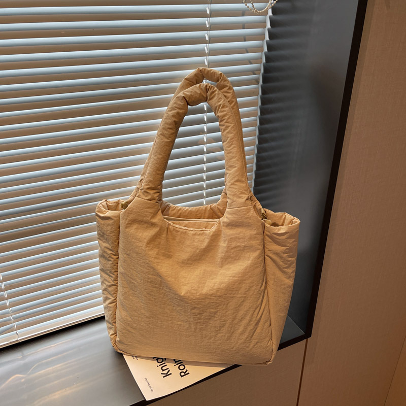 Torba tote s urbanim minimalističkim stilom, tekstilni materijal, vodoravni kvadratni oblik, zatvaranje zatvaračem, dvostruke naramenice
