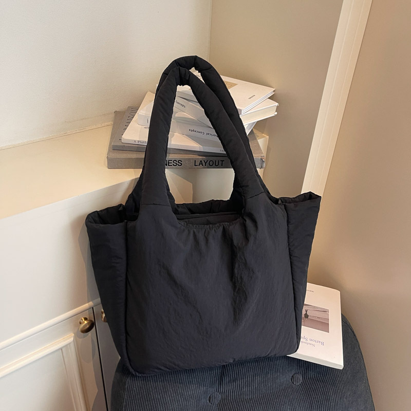 Torba tote s urbanim minimalističkim stilom, tekstilni materijal, vodoravni kvadratni oblik, zatvaranje zatvaračem, dvostruke naramenice