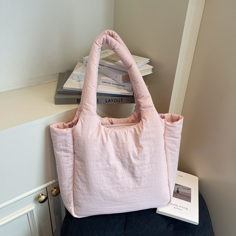 Torba tote s urbanim minimalističkim stilom, tekstilni materijal, vodoravni kvadratni oblik, zatvaranje zatvaračem, dvostruke naramenice