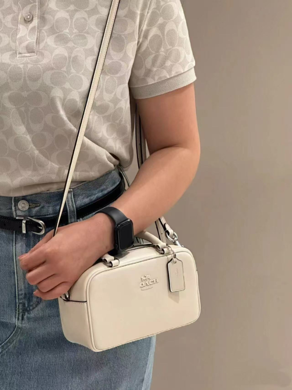 Satchel torba u urbanom minimalističkom stilu, od prave kože, horizontalni kvadratni oblik, zip zatvarač, poliester podstava