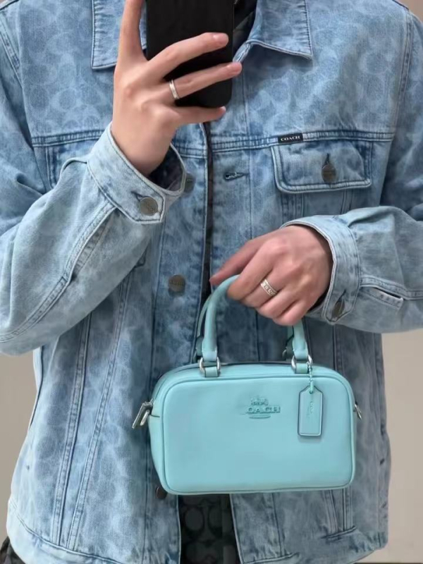 Satchel torba u urbanom minimalističkom stilu, od prave kože, horizontalni kvadratni oblik, zip zatvarač, poliester podstava