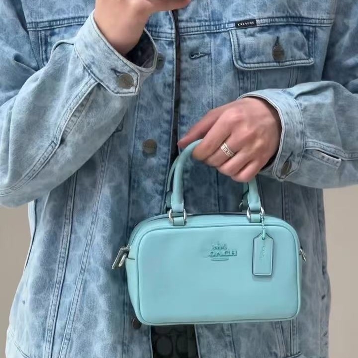 Satchel torba u urbanom minimalističkom stilu, od prave kože, horizontalni kvadratni oblik, zip zatvarač, poliester podstava