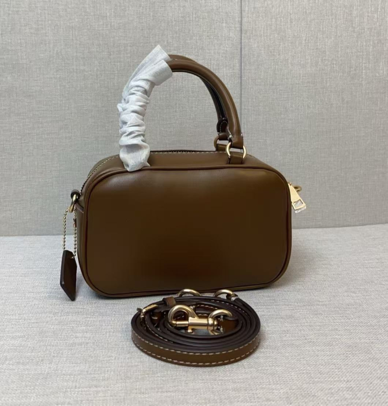 Satchel torba u urbanom minimalističkom stilu, od prave kože, horizontalni kvadratni oblik, zip zatvarač, poliester podstava