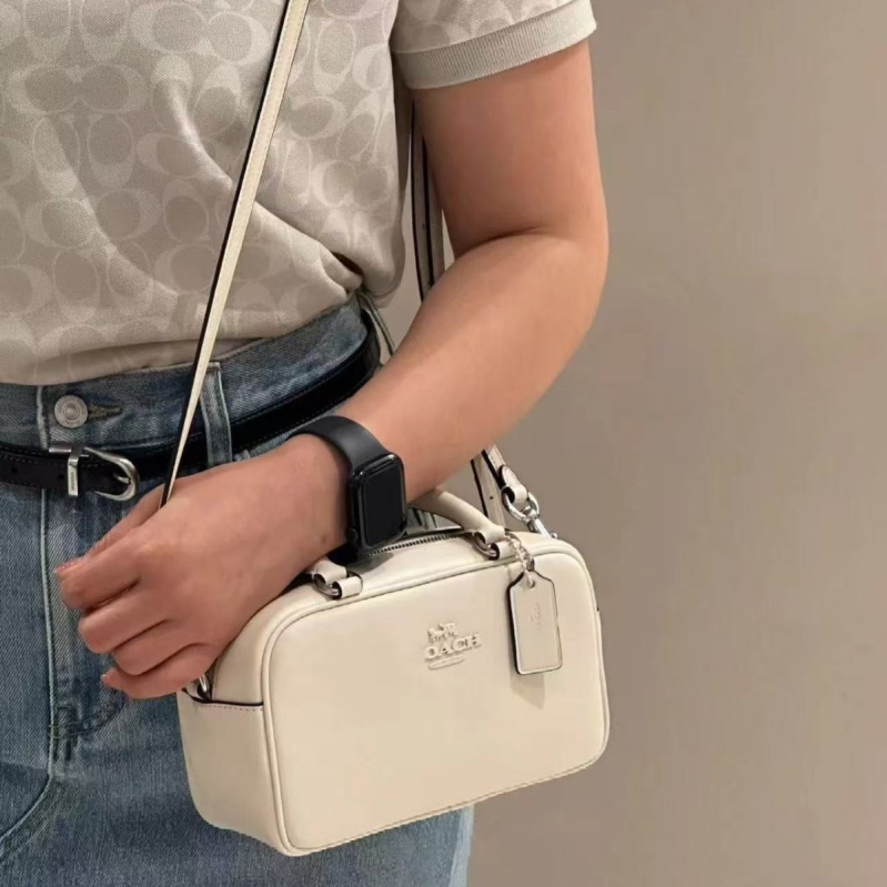 Satchel torba u urbanom minimalističkom stilu, od prave kože, horizontalni kvadratni oblik, zip zatvarač, poliester podstava