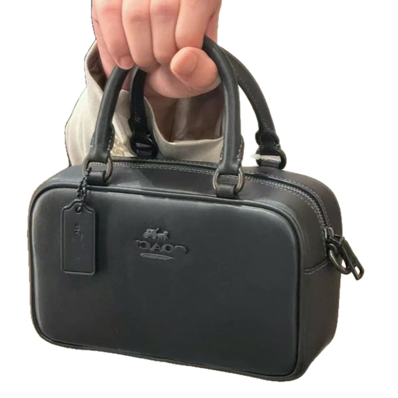 Satchel torba u urbanom minimalističkom stilu, od prave kože, horizontalni kvadratni oblik, zip zatvarač, poliester podstava