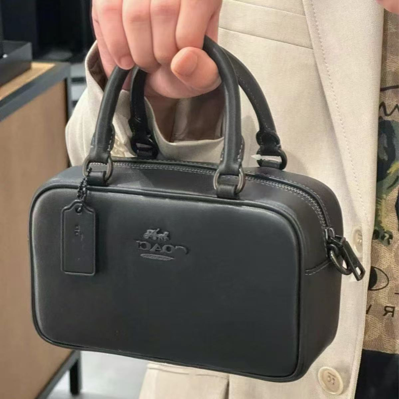 Satchel torba u urbanom minimalističkom stilu, od prave kože, horizontalni kvadratni oblik, zip zatvarač, poliester podstava