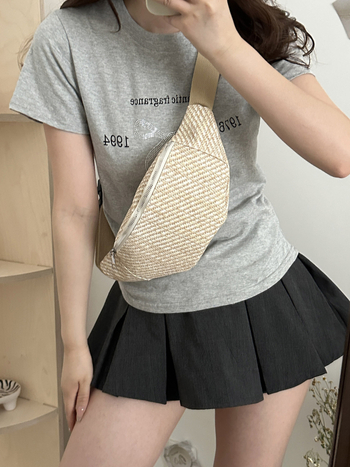 Kanvas crossbody torba, urbani minimalistički stil, zatvaranje na zip, unutarnji džep sa zipom, vanjski džep s patch, podstava poliester
