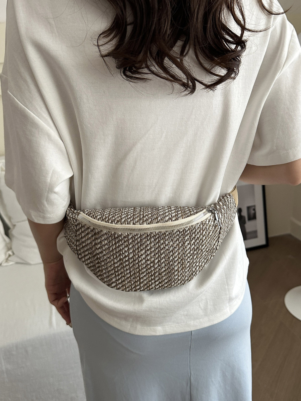 Kanvas crossbody torba, urbani minimalistički stil, zatvaranje na zip, unutarnji džep sa zipom, vanjski džep s patch, podstava poliester