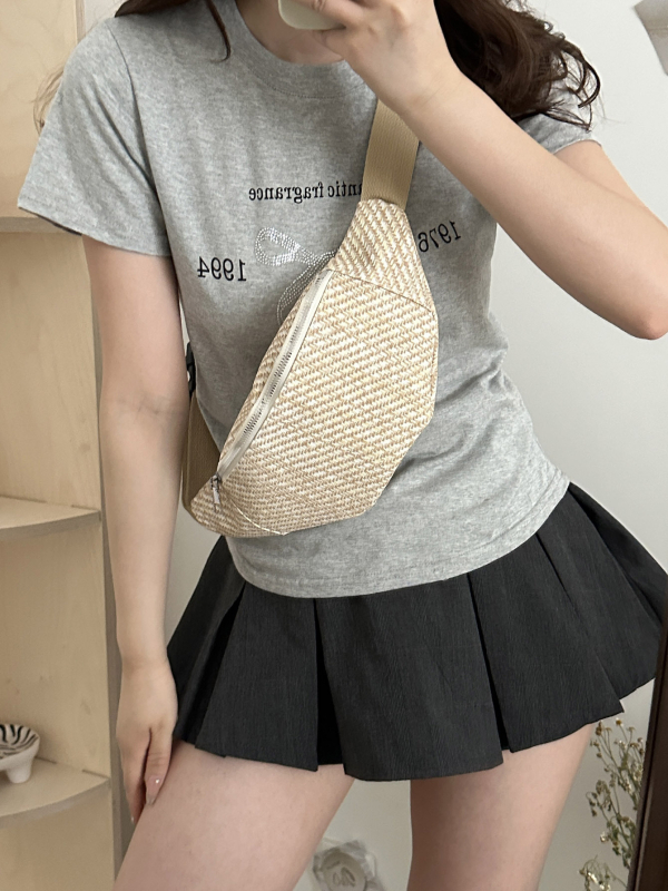 Kanvas crossbody torba, urbani minimalistički stil, zatvaranje na zip, unutarnji džep sa zipom, vanjski džep s patch, podstava poliester
