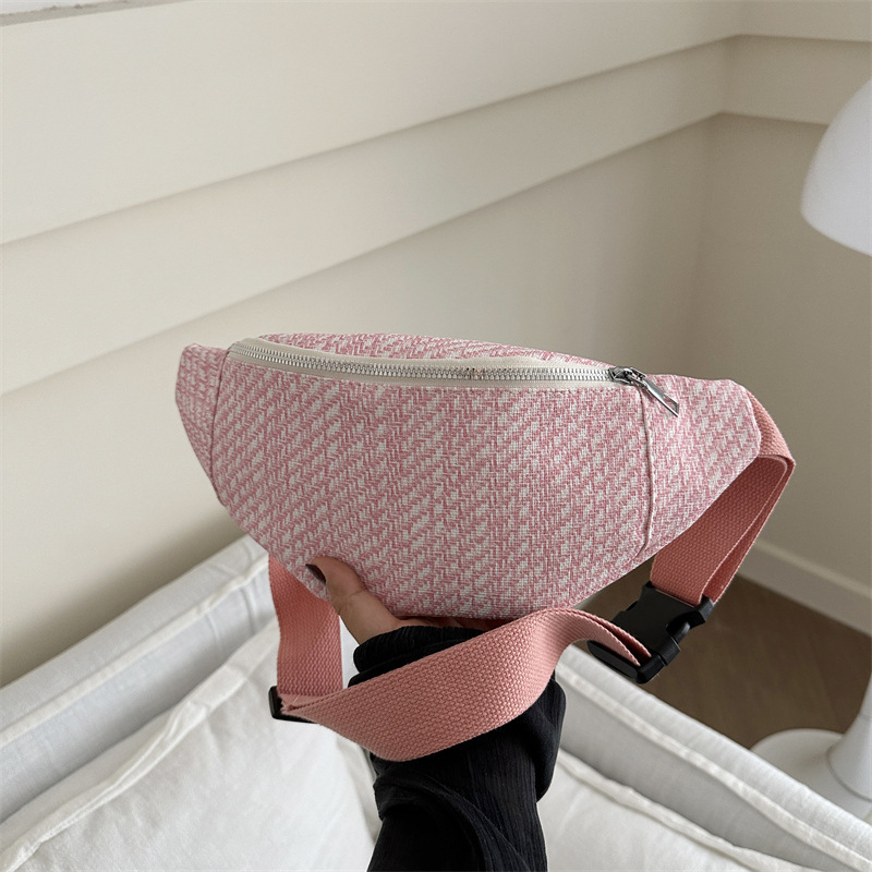 Kanvas crossbody torba, urbani minimalistički stil, zatvaranje na zip, unutarnji džep sa zipom, vanjski džep s patch, podstava poliester
