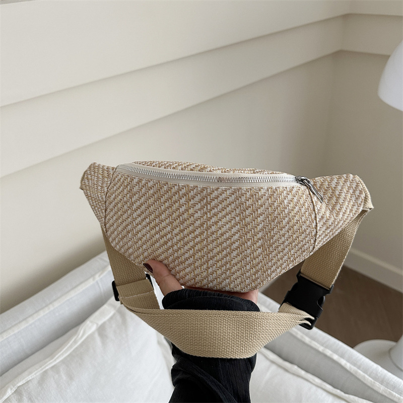 Kanvas crossbody torba, urbani minimalistički stil, zatvaranje na zip, unutarnji džep sa zipom, vanjski džep s patch, podstava poliester