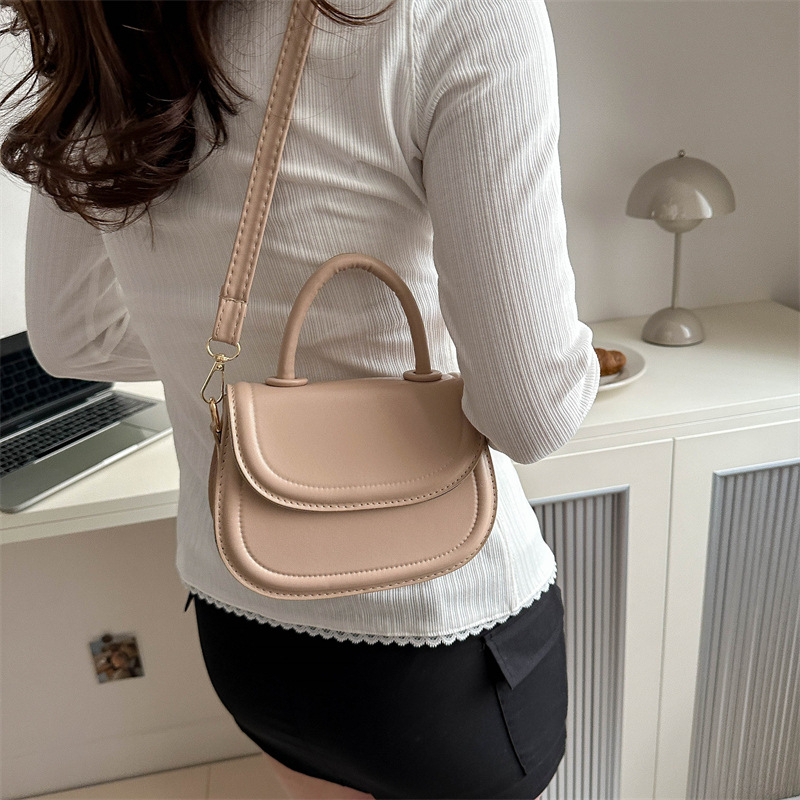 Crossbody torba (urbana jednostavnost) — PU materijal, mala kvadratna torba stil, ovalni oblik, otvaranje poklopcem, džep za prijenosno računalo