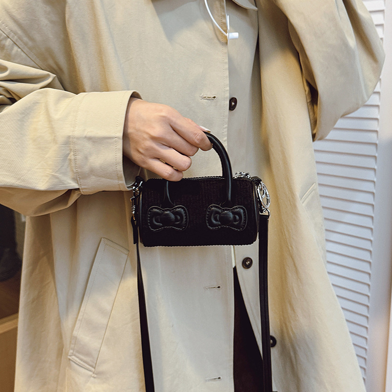 Bucket bag – Corduroy materijal, zatvarač, jednostruka naramenica, unutarnji ID džep (Jesen 2025)