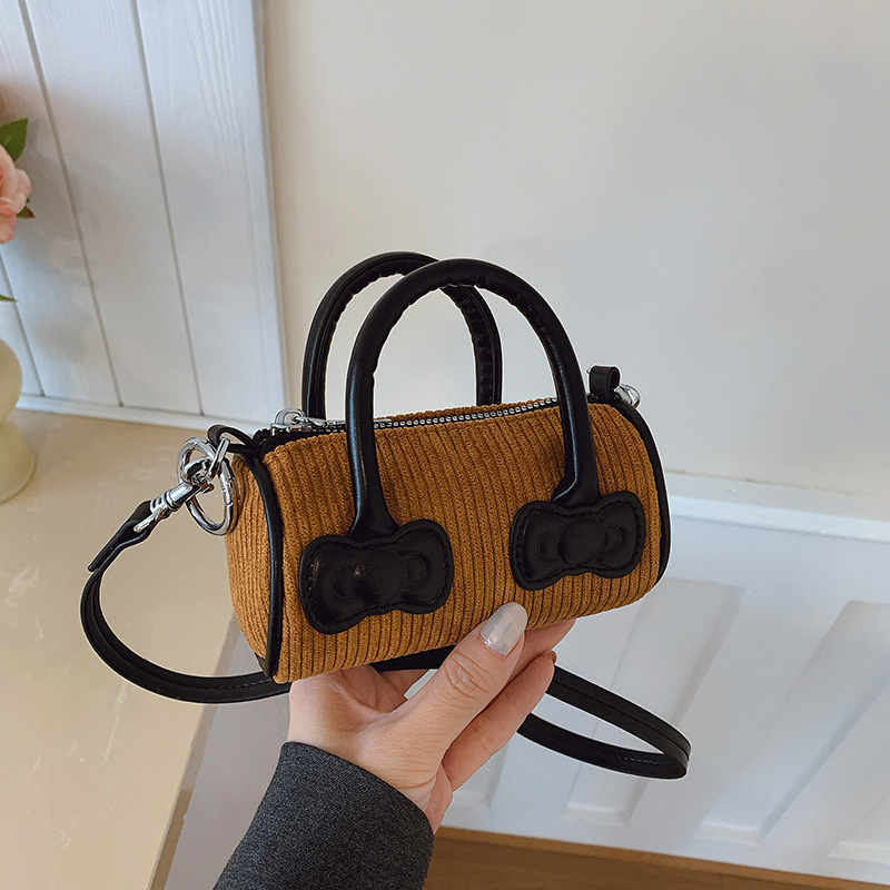 Bucket bag – Corduroy materijal, zatvarač, jednostruka naramenica, unutarnji ID džep (Jesen 2025)