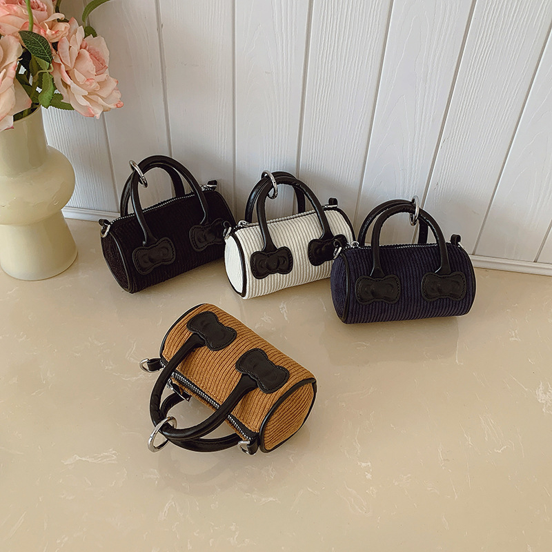 Bucket bag – Corduroy materijal, zatvarač, jednostruka naramenica, unutarnji ID džep (Jesen 2025)