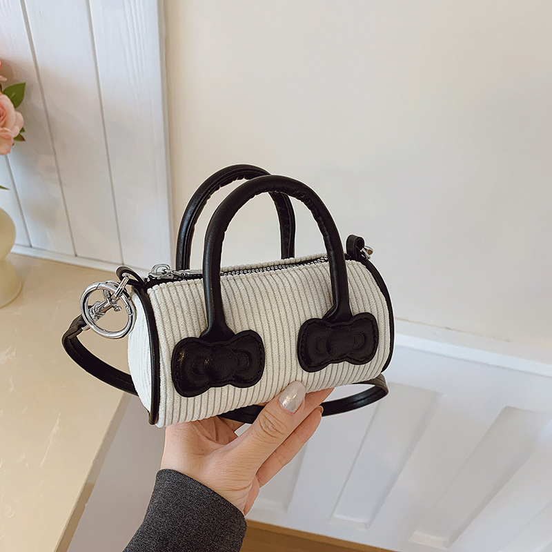 Bucket bag – Corduroy materijal, zatvarač, jednostruka naramenica, unutarnji ID džep (Jesen 2025)