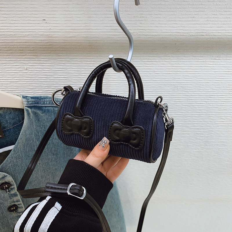 Bucket bag – Corduroy materijal, zatvarač, jednostruka naramenica, unutarnji ID džep (Jesen 2025)
