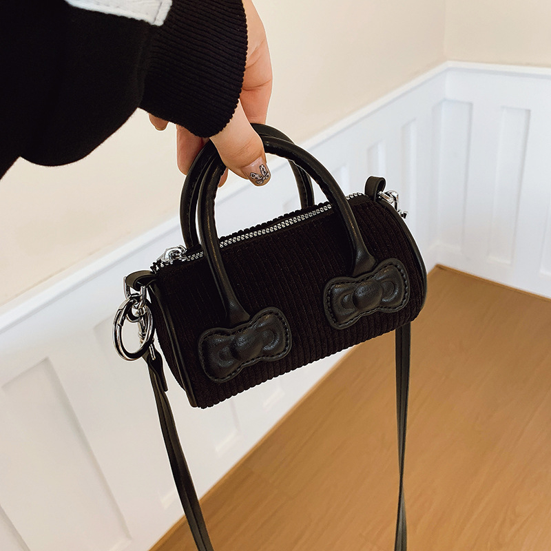 Bucket bag – Corduroy materijal, zatvarač, jednostruka naramenica, unutarnji ID džep (Jesen 2025)