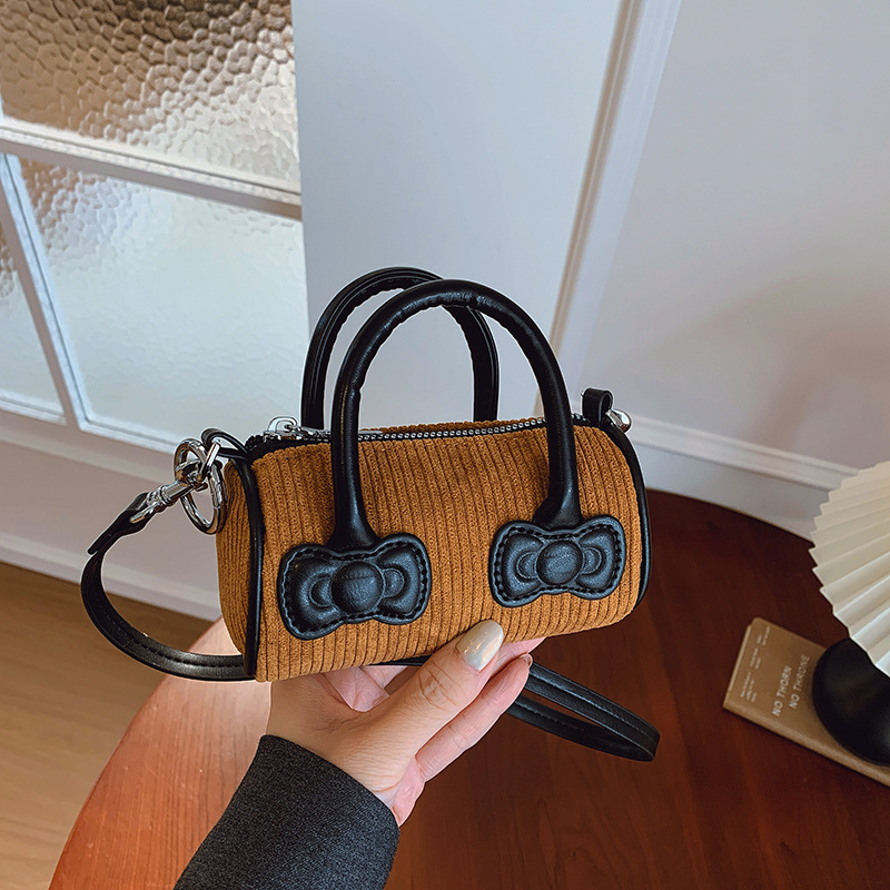 Bucket bag – Corduroy materijal, zatvarač, jednostruka naramenica, unutarnji ID džep (Jesen 2025)