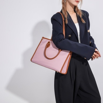 Ženska minimalistička PU torbica velike kapacitete, horizontalna kvadratna crossbody torba, zatvarač, džep za telefon, poliester podstava, proljeće 2025 izdanje