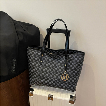 Geantă Tote în stil street fashion din PU, căptușeală poliester, formă orizontală pătrată, închidere cu fermoar, buzunar interior pentru telefon