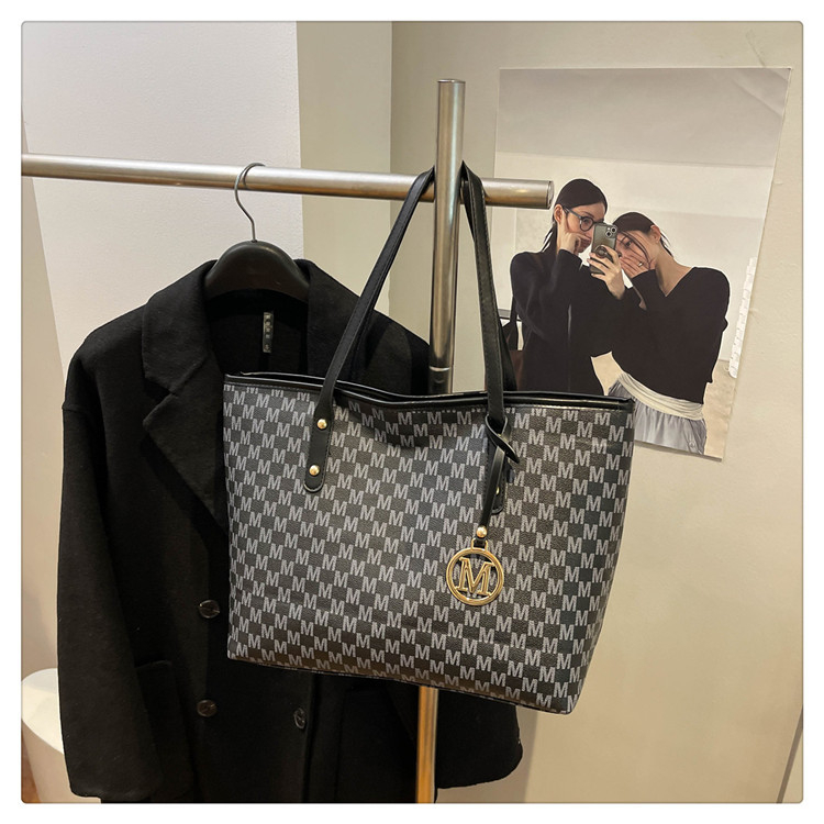 Geantă Tote în stil street fashion din PU, căptușeală poliester, formă orizontală pătrată, închidere cu fermoar, buzunar interior pentru telefon