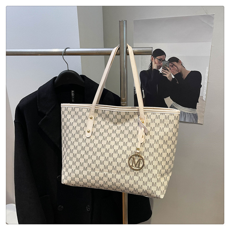 Geantă Tote în stil street fashion din PU, căptușeală poliester, formă orizontală pătrată, închidere cu fermoar, buzunar interior pentru telefon
