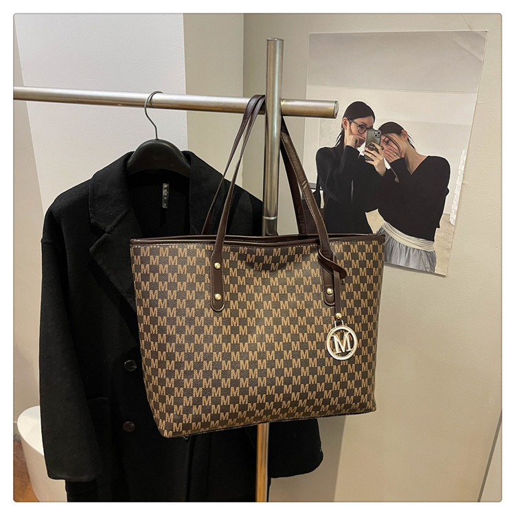 Geantă Tote în stil street fashion din PU, căptușeală poliester, formă orizontală pătrată, închidere cu fermoar, buzunar interior pentru telefon