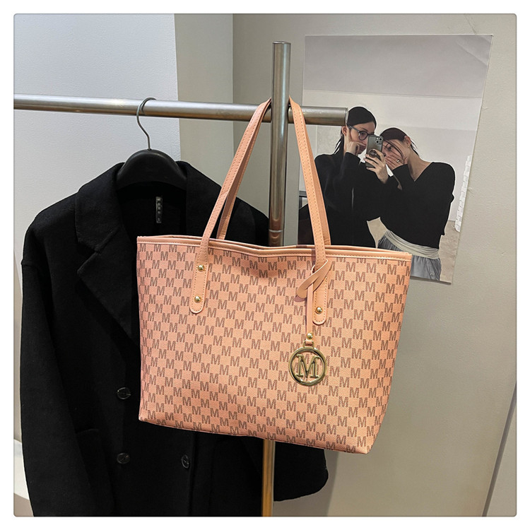 Geantă Tote în stil street fashion din PU, căptușeală poliester, formă orizontală pătrată, închidere cu fermoar, buzunar interior pentru telefon