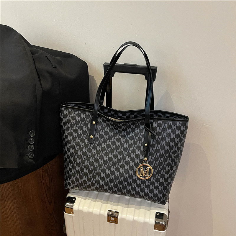 Geantă Tote în stil street fashion din PU, căptușeală poliester, formă orizontală pătrată, închidere cu fermoar, buzunar interior pentru telefon