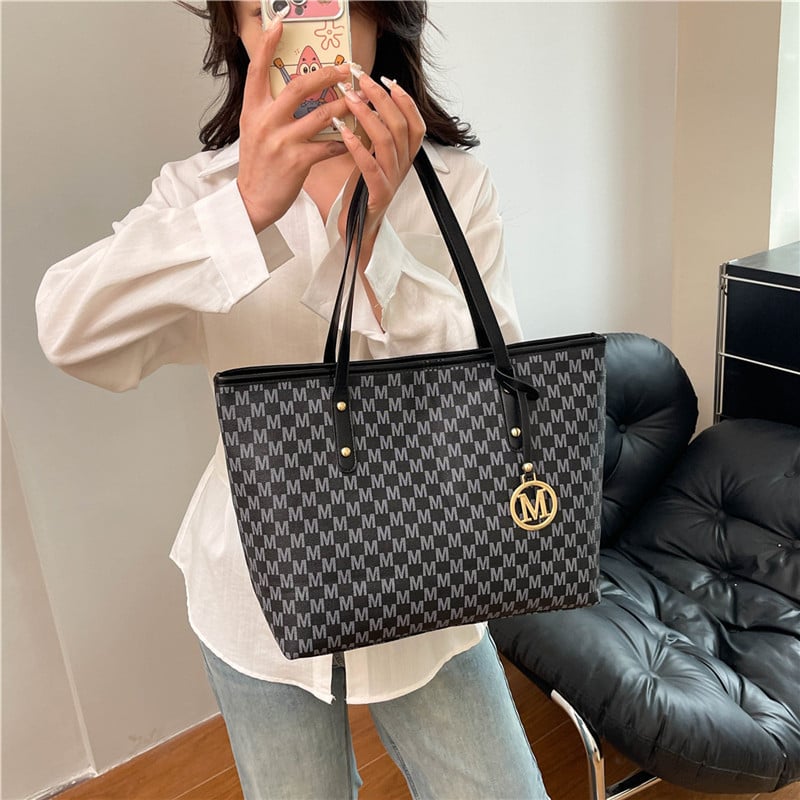 Geantă Tote în stil street fashion din PU, căptușeală poliester, formă orizontală pătrată, închidere cu fermoar, buzunar interior pentru telefon