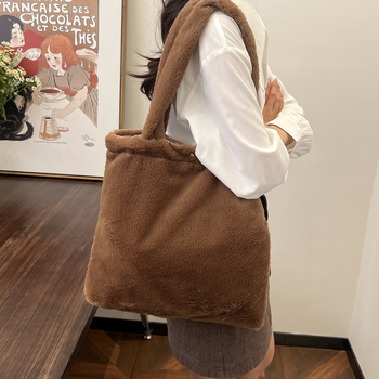 Pliš tote torba, vodoravni kvadratni oblik, podloga od poliestera, magnetno zatvaranje, džep za telefon i identifikacijsku karticu